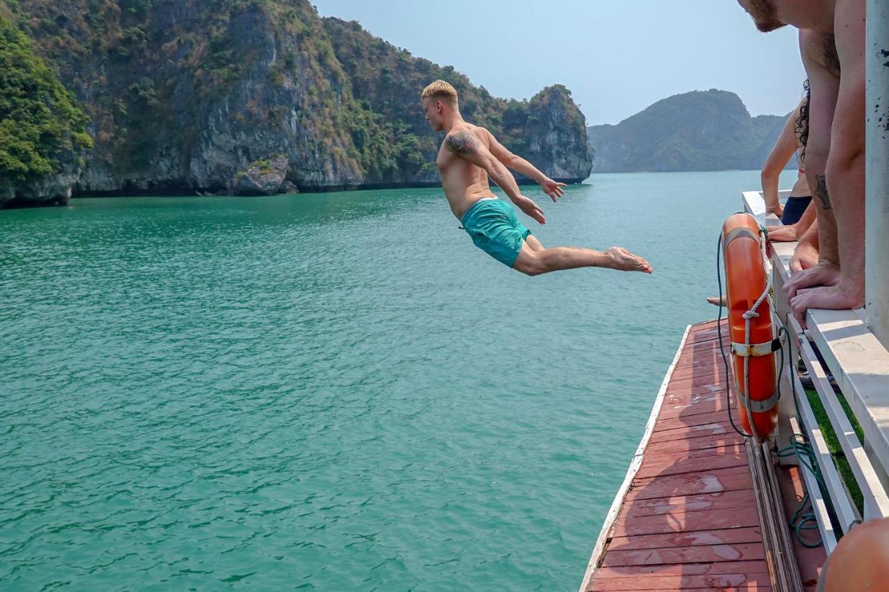 ฮาลอง แฟนตาซี ครูซ Hotel ภายนอก รูปภาพ
